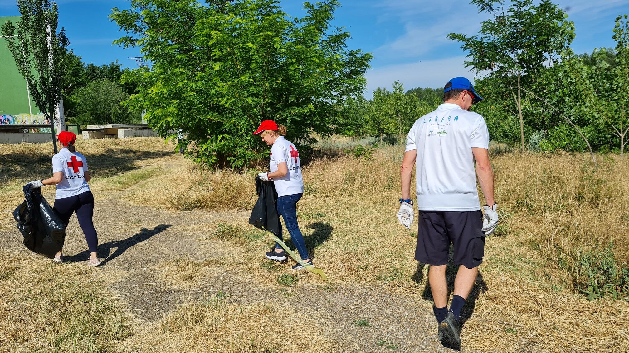 Los voluntarios de Cruz Roja promueven la limpieza de algunas zonas de la provincia