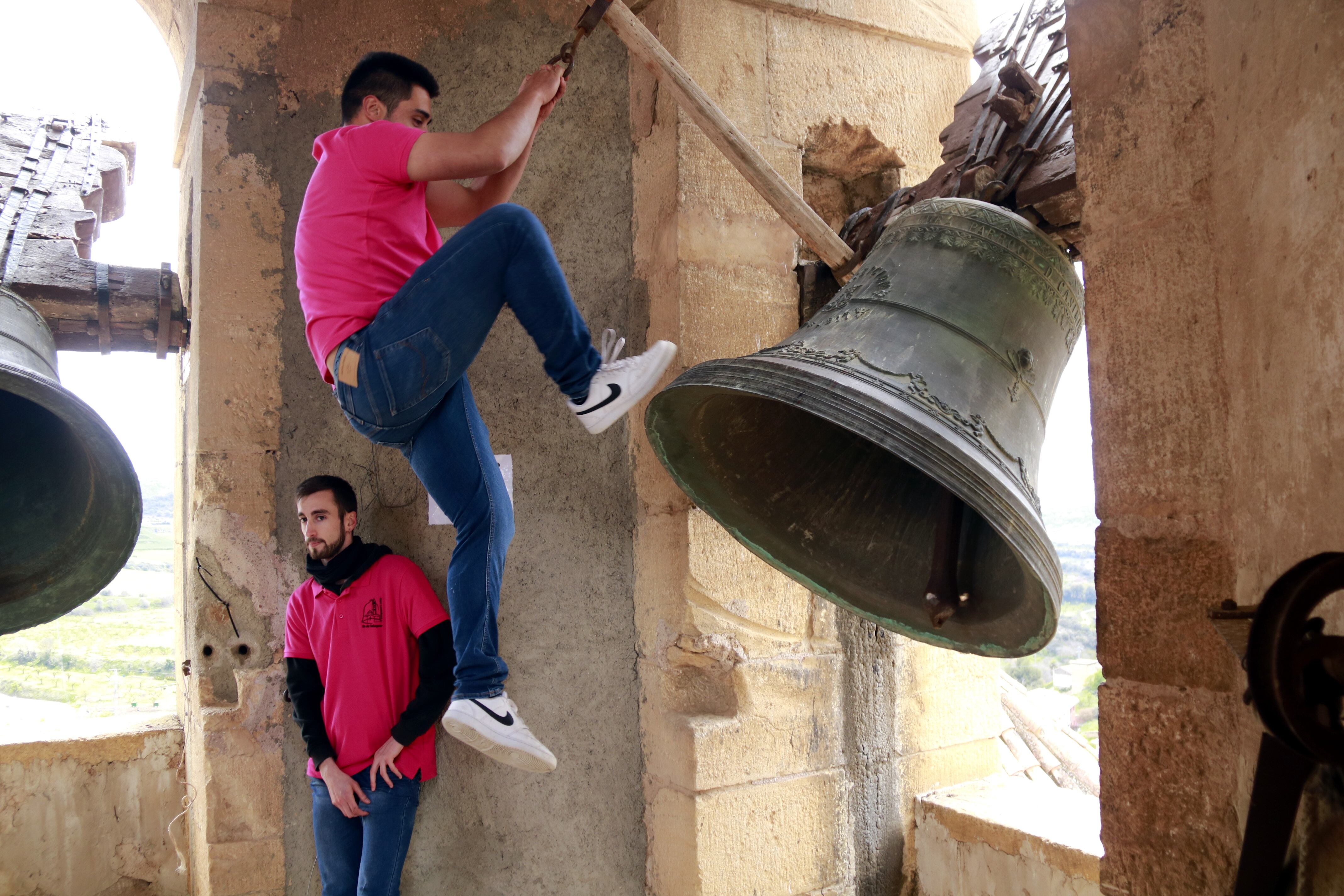 Un campaner d&#039;Os de Balaguer tocant una de les campanes de l&#039;església del municipi durant la 34a Trobada de Campaners (Os de Balaguer)