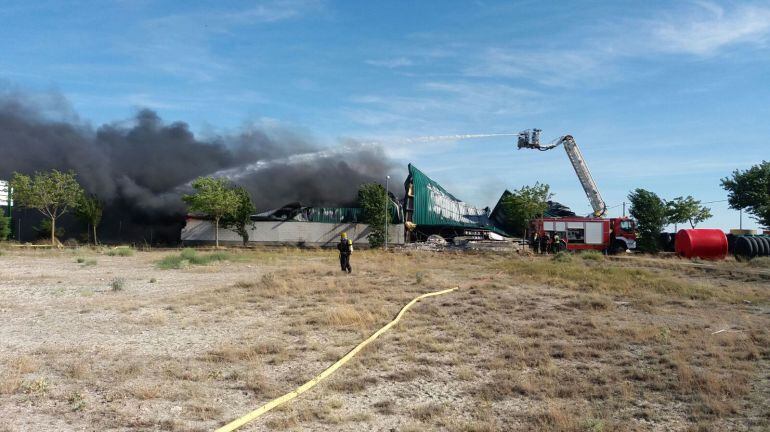 Los bomberos sofocan el fuego en Bujaraloz