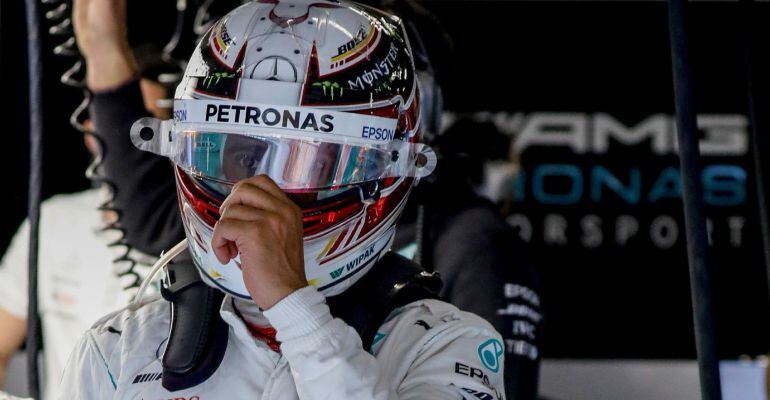 Hamilton se levanta la visera durante los entrenamientos del Gran Premio de China