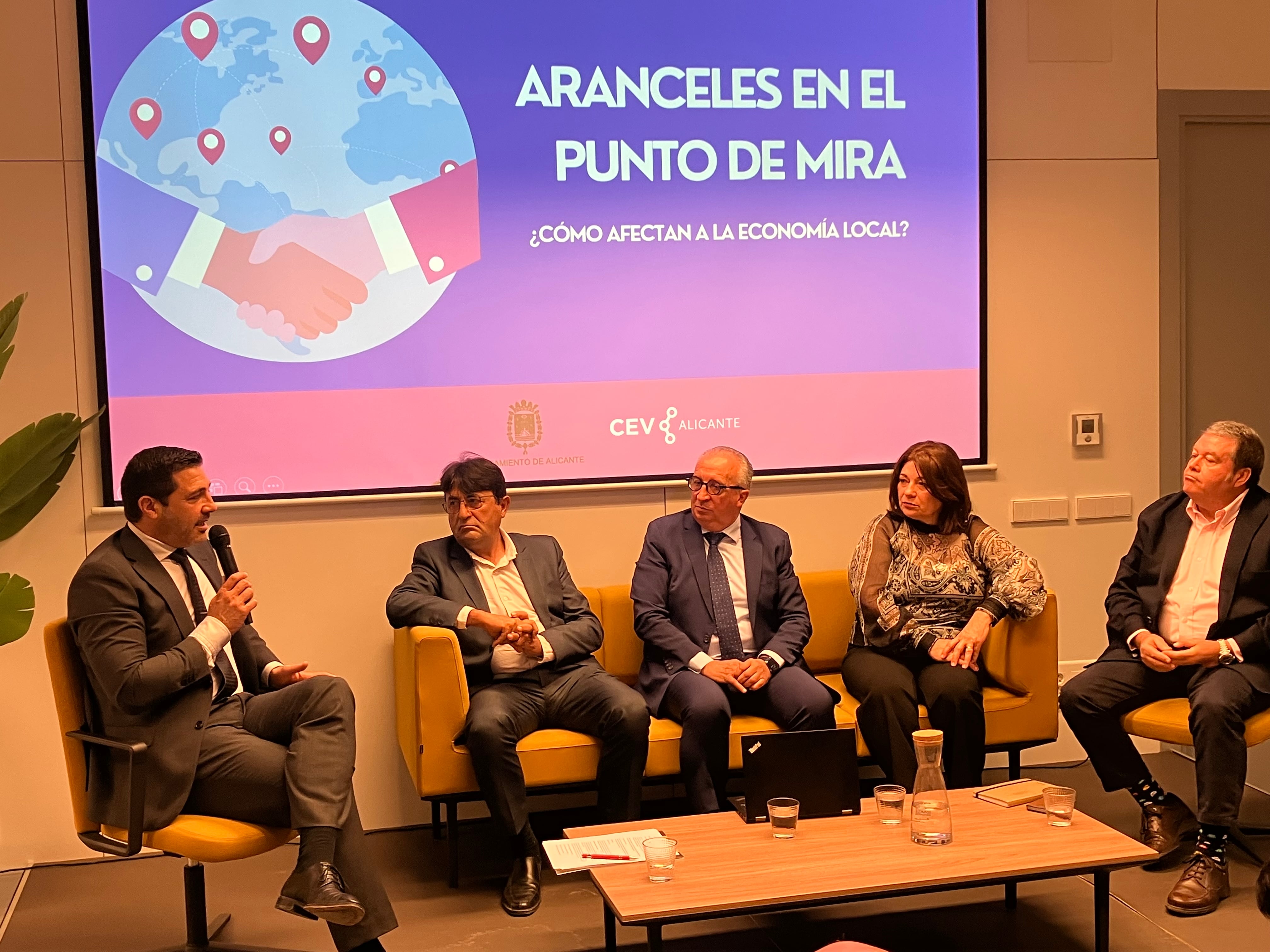 Imagen de la mesa redonda organizada por la CEV sobre los aranceles anunciados por EEUU, con Vicente Pastor en el centro