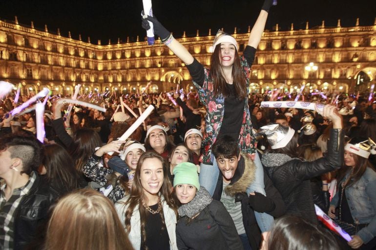 El fin de año anticipado que los jóvenes estudiantes celebran en Salamanca, la conocida como Nochevieja Universitaria