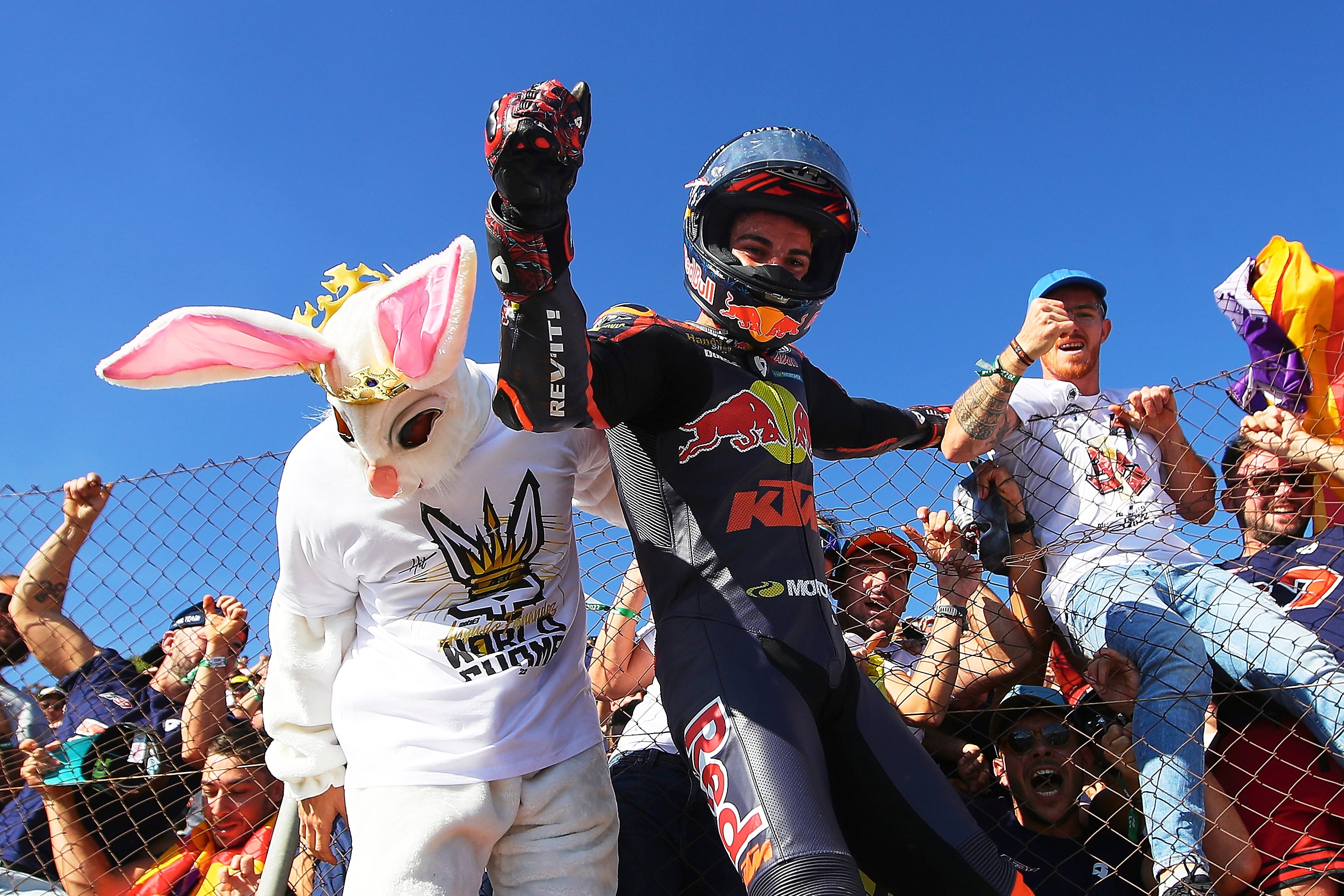 Augusto Fernandez celebra su título de campeón del mundo de Moto2.