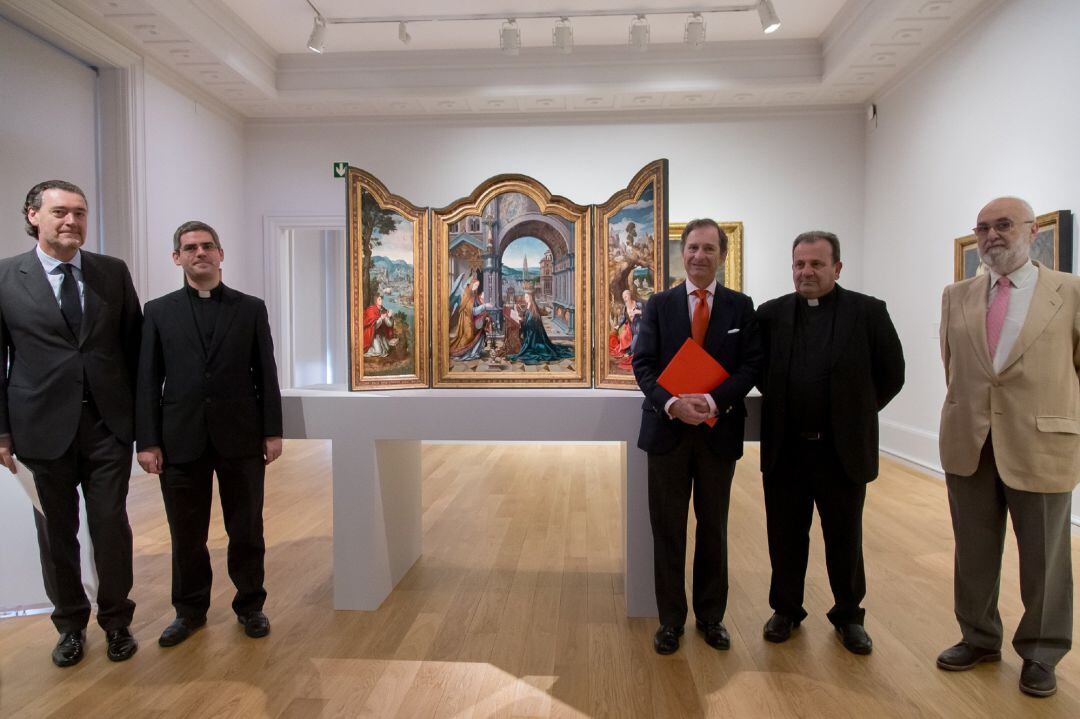  Presentación de la nueva &#039;Obra Invitada&#039; en el Museo de Bellas Artes de Bilbao, ell Tríptico de la Anunciación de Joos Van Cleve. Con Miguel Zugaza, director del Museo de Bellas Artes de Bilbao; Jesús Merino, canónigo archivero de la Catedral de Santo Domingo de la Calzada; Borja Baselga, director gerente de la Fundación Banco Santander; Francisco Suárez, presidente del cabildo de la Catedral de Santo Domingo de la Calzada; e Isidro G. Bango, catedrático de Historia del Arte de la Universidad Autónoma de Madrid. 
 