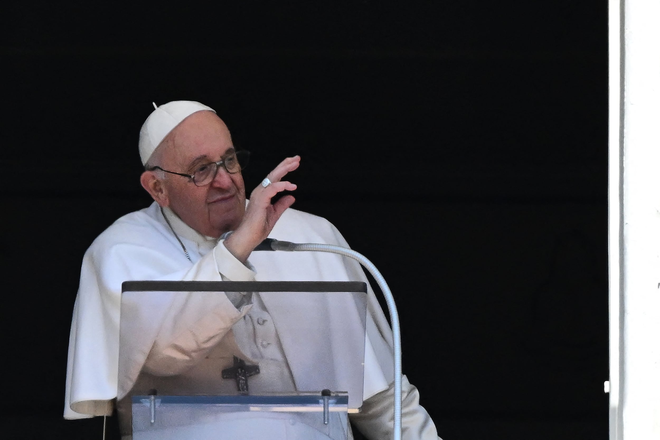 El papa Francisco I asomado al ventanal principal del Palacio Apostólico del Vaticano