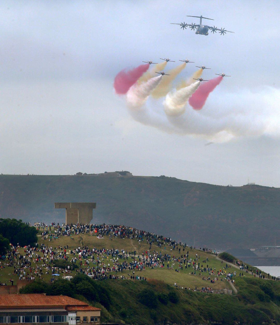  La patrulla Águila pasa ante el Elogio del Horizonte