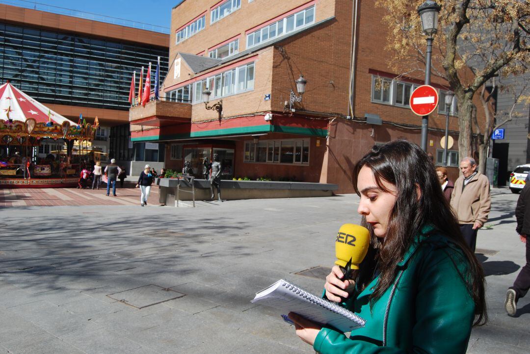 Sandra Moreno, frente al Ayuntamiento de Alcorcón