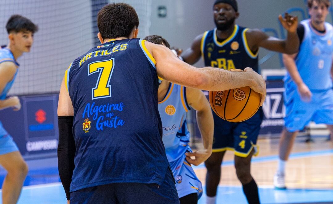 Artiles frente a la ULB La Línea