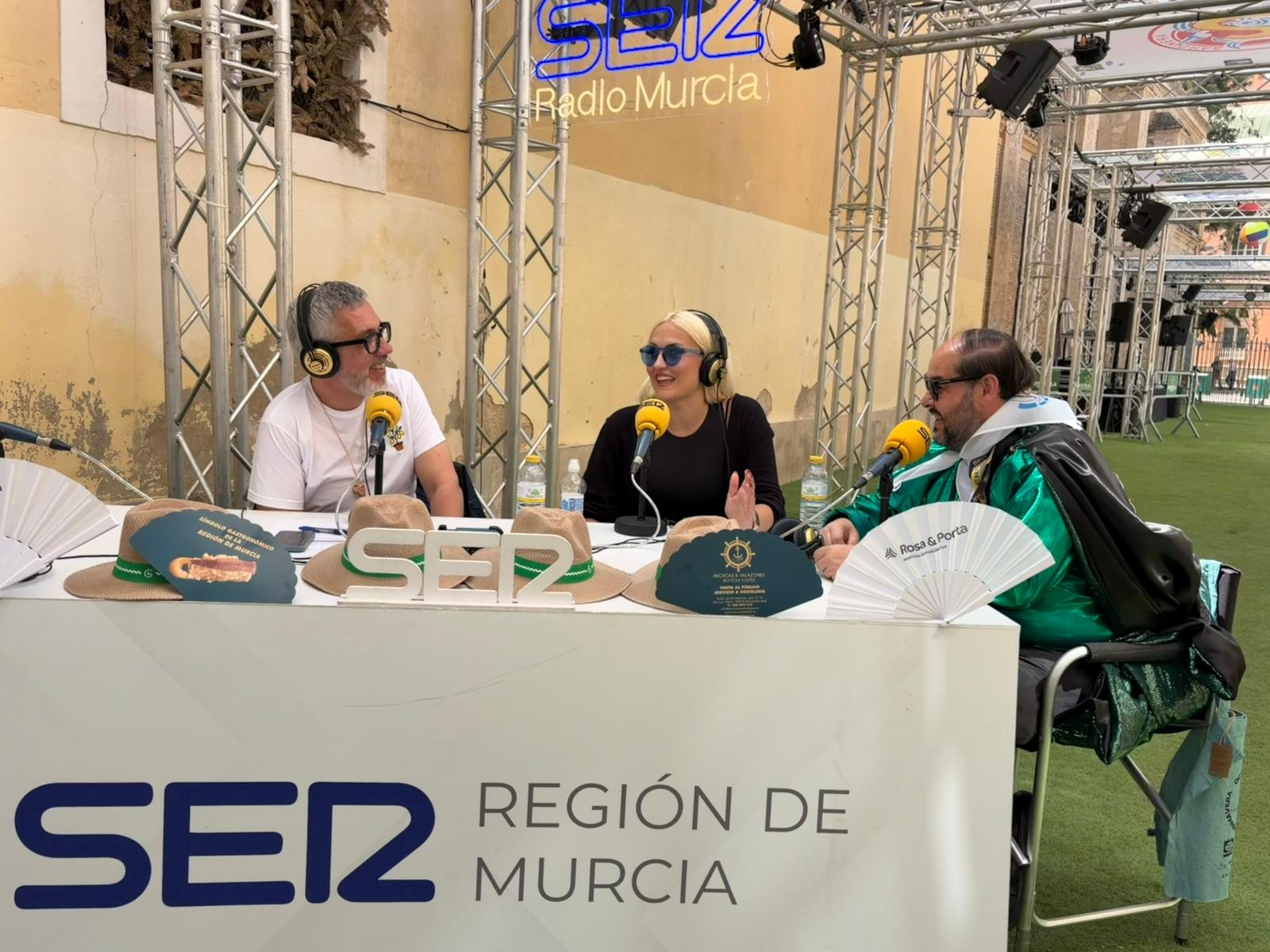 Kuve, en el centro de la imagen, y Juan Esteban Bohajar, del grupo sardinero Odín, a la derecha.