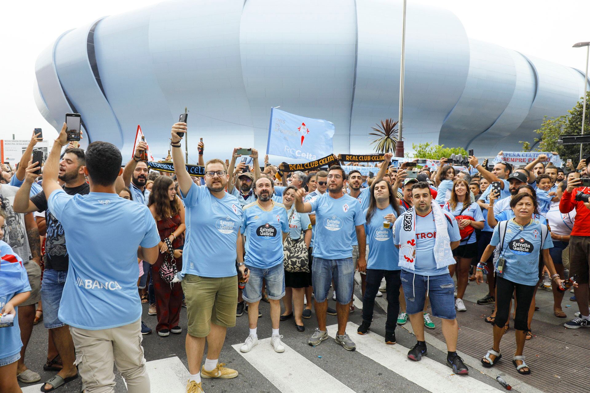 VIGO (PONTEVEDRA), 23/08/2023.- Cientos de aficionados celebran en las inmediaciones de Balaidos la celebración del Centenario del Real Club Celta de Vigo. EFE / Salvador Sas
