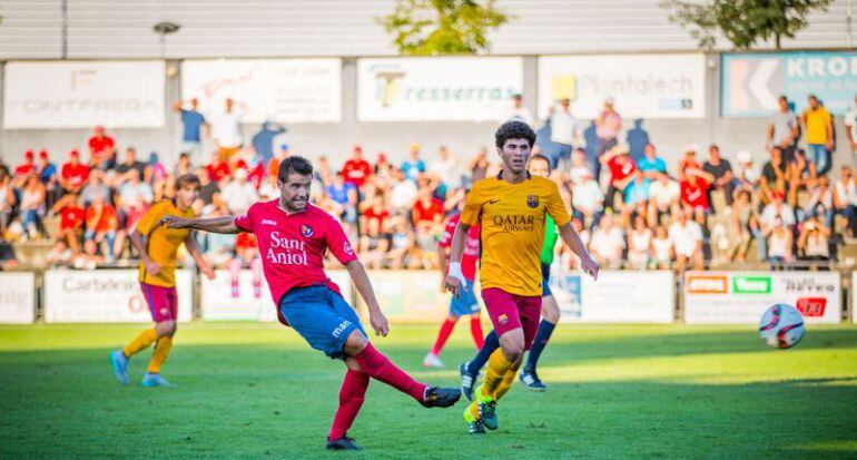 Héctor Simón golpea el balón frente al Barcelona B