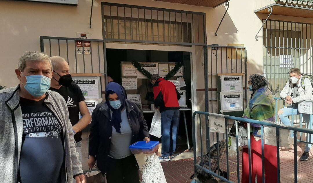 Personas pidiendo ayuda en los Ángeles de la Noche de la capital malagueña