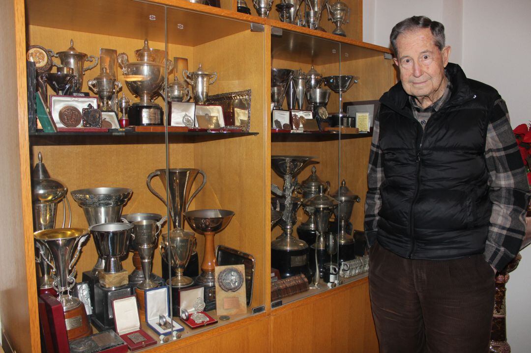 José Crespo Colomer junto a la colección de trofeos en su casa