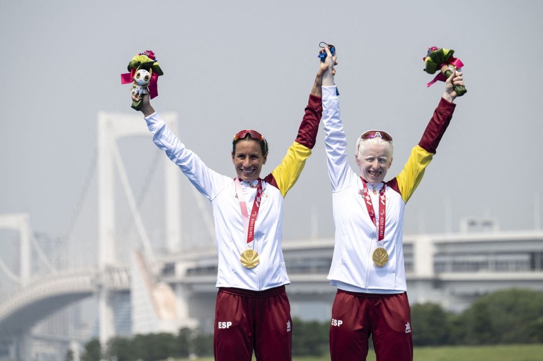 Susana Rodríguez y Sara Loehr consiguen la medalla de oro en triatlón femenino.