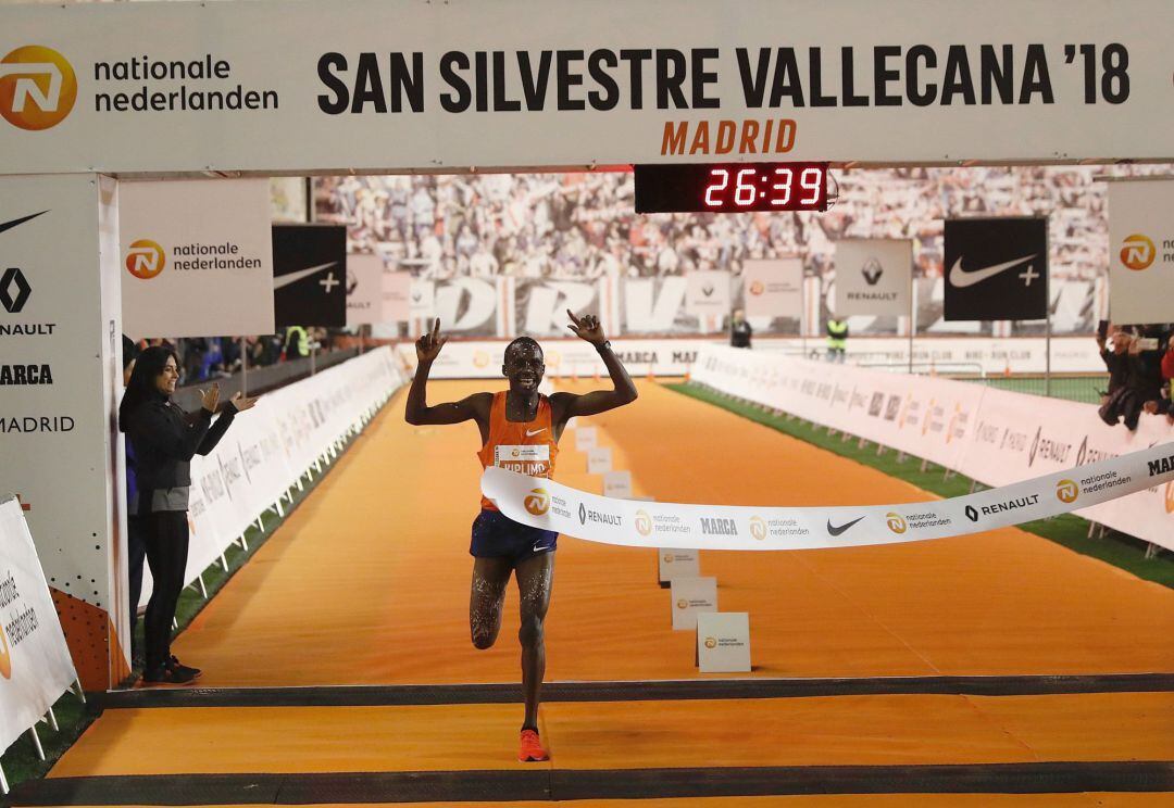 El ugandés Jacob Kiplimo entra vencedor en la San Silvestre Vallecana 2018, la emblemática carrera de 10.000 metros del final de año en Madrid.