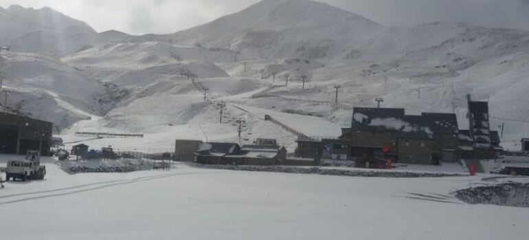 Aspecte del peu de pista de Boí Taüll després de la primera nevada d'aquesta tardor 2015.