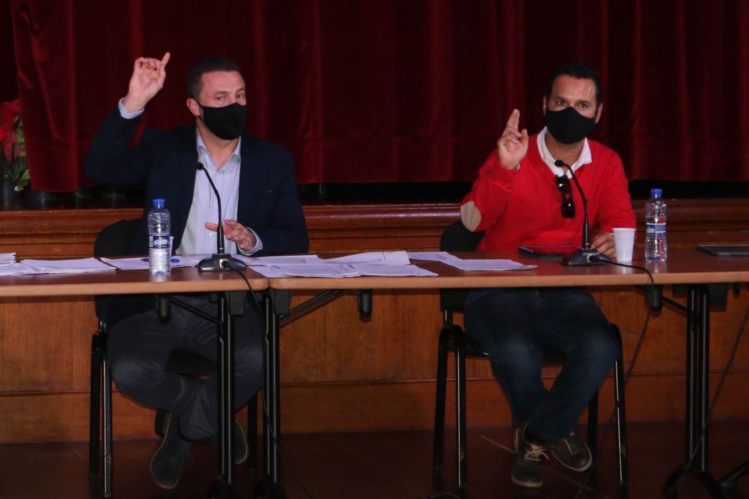 El alcalde de Yaiza, Óscar Noda, junto al concejal de Limpieza, Jonathan Lemes.