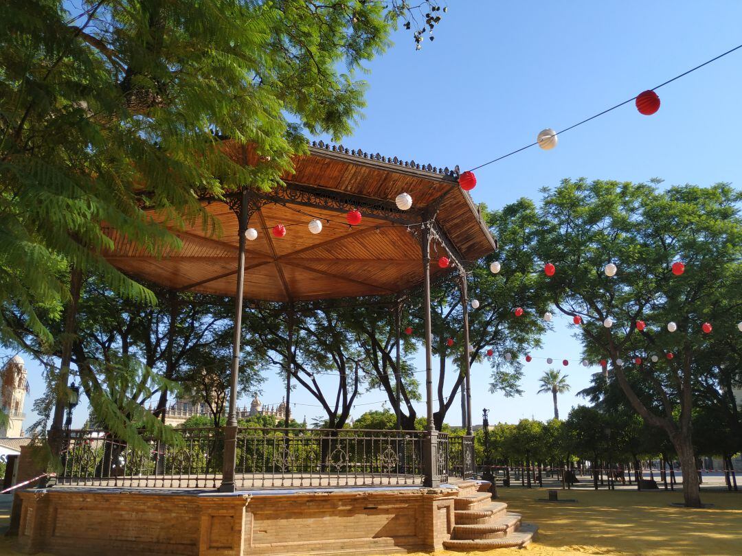 Templete de la Alameda Vieja decorado con farolillos y luces que simula la Feria de 1958 de Jerez