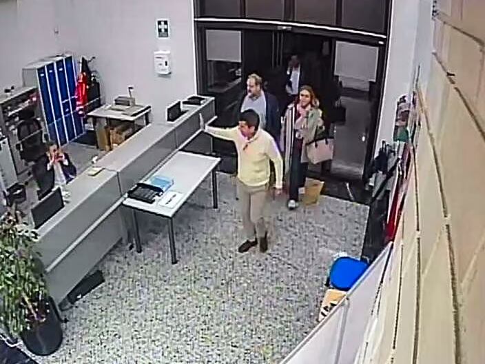 Un informe de la Generalitat muestra con imágenes que Mazón llegó al Cecopi a las 20:28