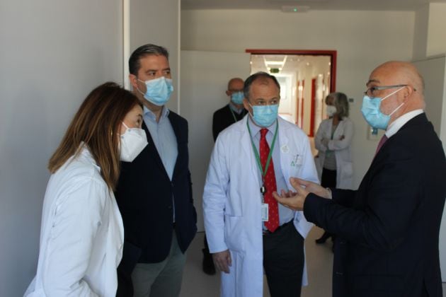 El secretario general de Investigación de la Junta de Andalucía, Isaac Túnez (derecha), junto a otros responsables del centro, visita la nueva unidad de investigación clínica del Hospital Virgen de las Nieves de Granada