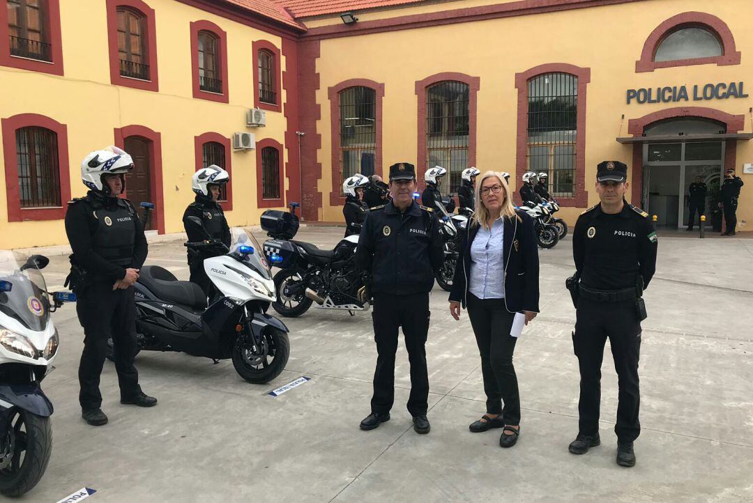 La teniente alcalde, Mari Ángeles Escámez, presenta las nuevas ocho motocicletas para la Policía Local de Motril