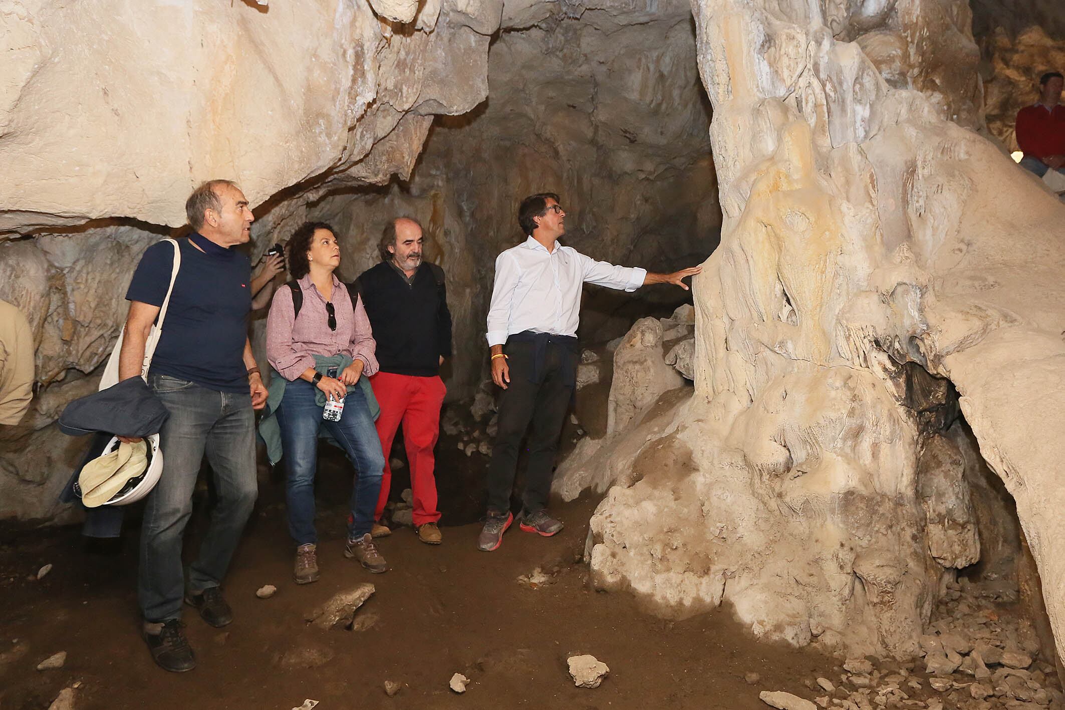 Los diputados Carmen Sellés y Juan de Dios Navarro durante la visita a la Cova de l&#039;Or de Beniarrés.