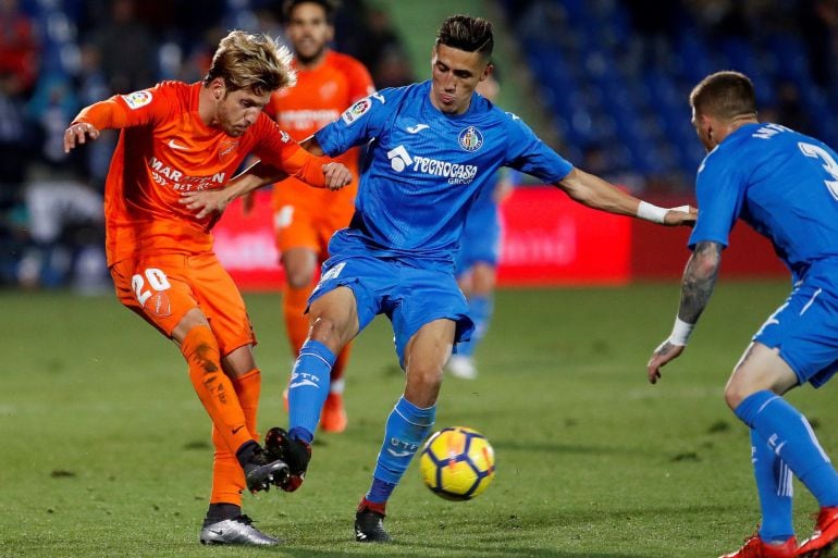 El centrocampista francés del Getafe Faycal Fajr pelea un balón con Keko Gontán.