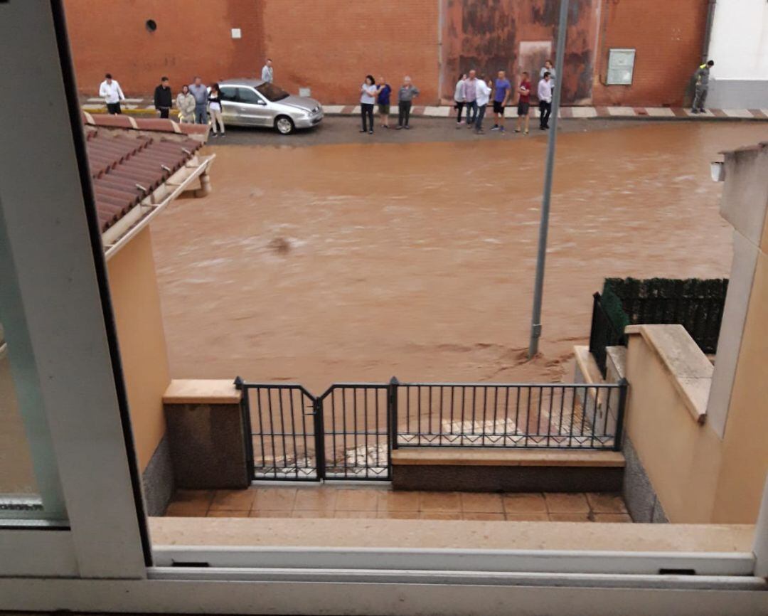 Imagen de una calle de Mora, totalmente anegada por la lluvia