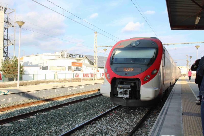 Un tren de Cercanías de Renfe a su paso por la Estación de Cártama (Málaga)