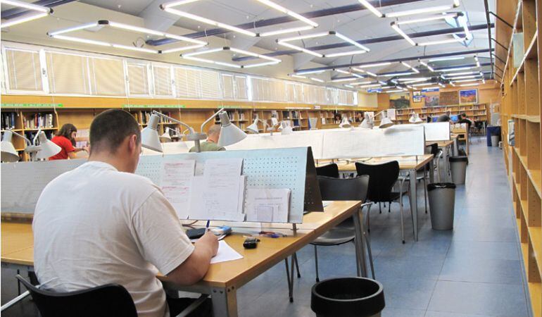 Al igual que otras salas de estudio, la de la biblioteca municipal Lope de Vega de Tres Cantos amplía su horario en época de exámenes