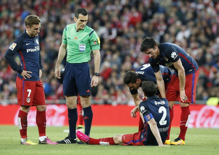 Diego Godín se lesionó en el partido del Atlético en San Mamés.