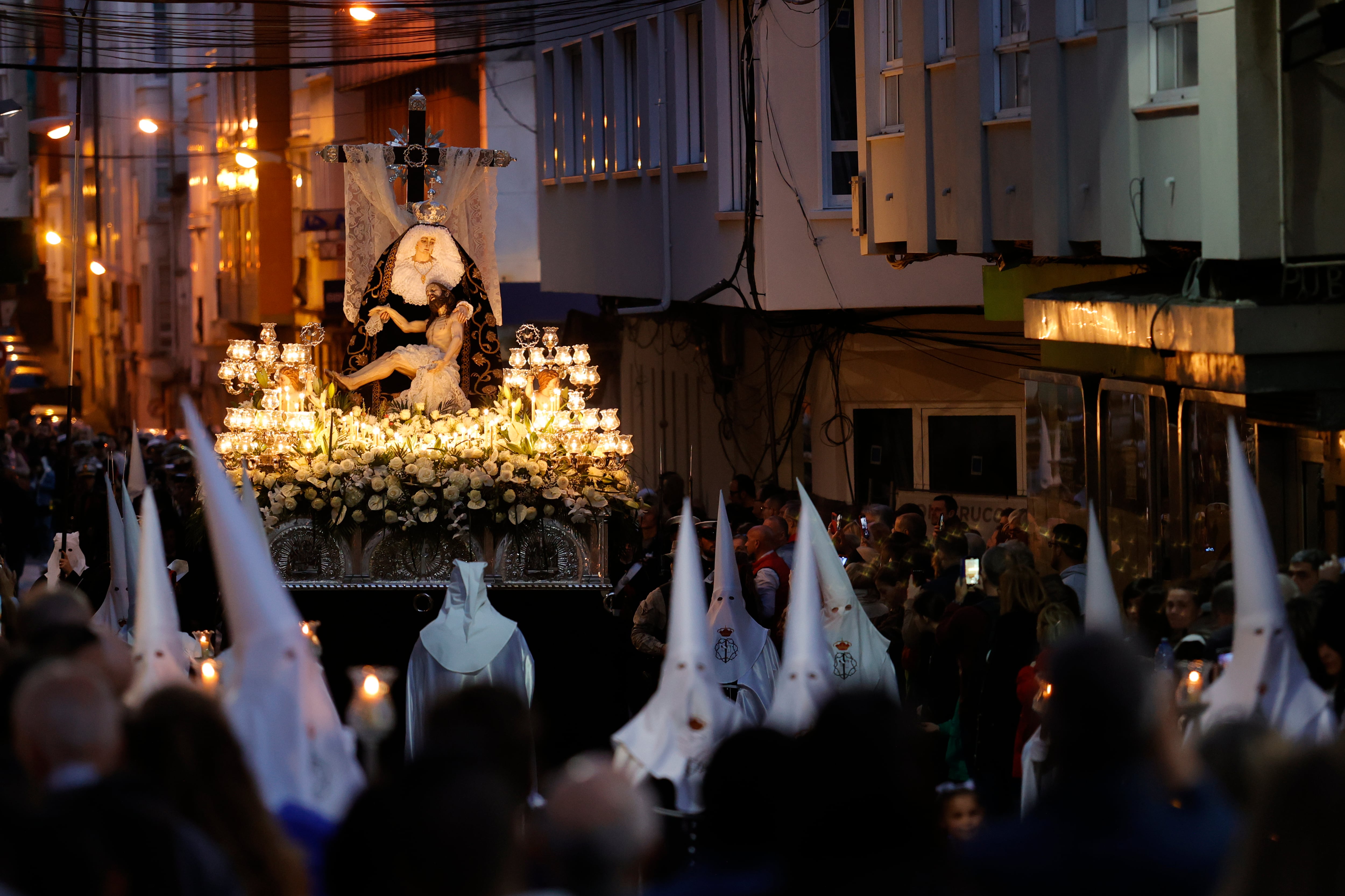 (06.04.2023).- Ferrol celebra uno de los días grandes de la Semana Santa con la procesión de las Angustias, una de las más antiguas de la ciudad, donde procesionan los pasos de: Jesús Nazareno, el Cristo de la Agonía, Cristo Yacente y Nuestra Señora de las Angustias.