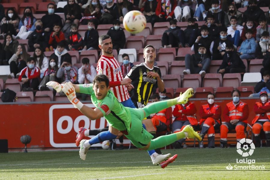 Mariño y Borja López siguen la trayectoria del balón en una ocasión del Zaragoza.