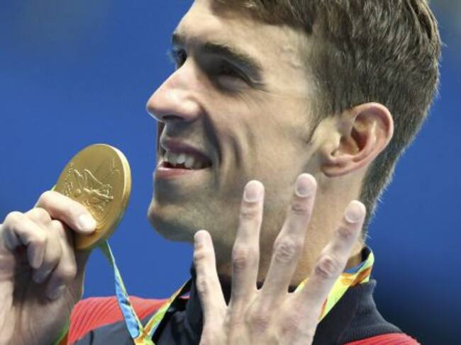 2016 Rio Olympics - Swimming - Victory Ceremony - Men's 200m Individual Medley Victory Ceremony - Olympic Aquatics Stadium - Rio de Janeiro, Brazil - 11/08/2016. Michael Phelps (USA) of USA poses with his gold medal. REUTERS/Michael Dalder FOR EDITORIAL U