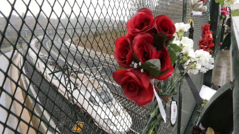 Tren Alvia circula por el lugar en el que tuvo lugar el accidente de Santiago.