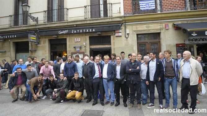 Foto de familia de la Real Sociedad a las puertas del restaurante de la Parte Vieja donostiarra donde almorzaron