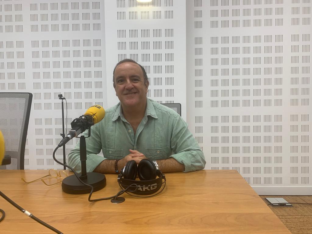 Francisco Páez, delegado de Economía, Comercio y Turismo en el Ayuntamiento de Sevilla, ante el micrófono del programa Hoy por Hoy