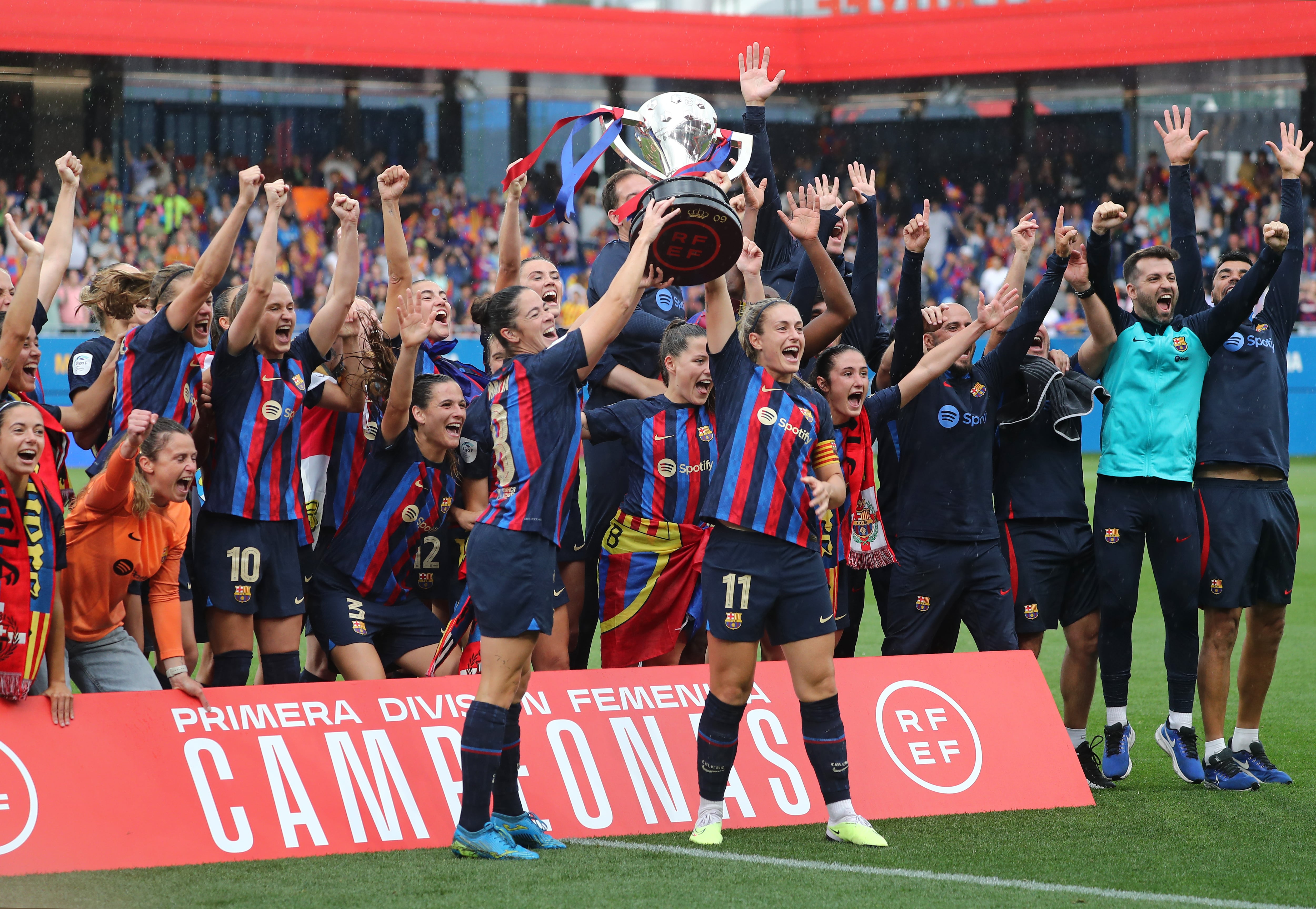 Jugadoras del FC Barcelona femenino celebrando el título de Liga 2022/23