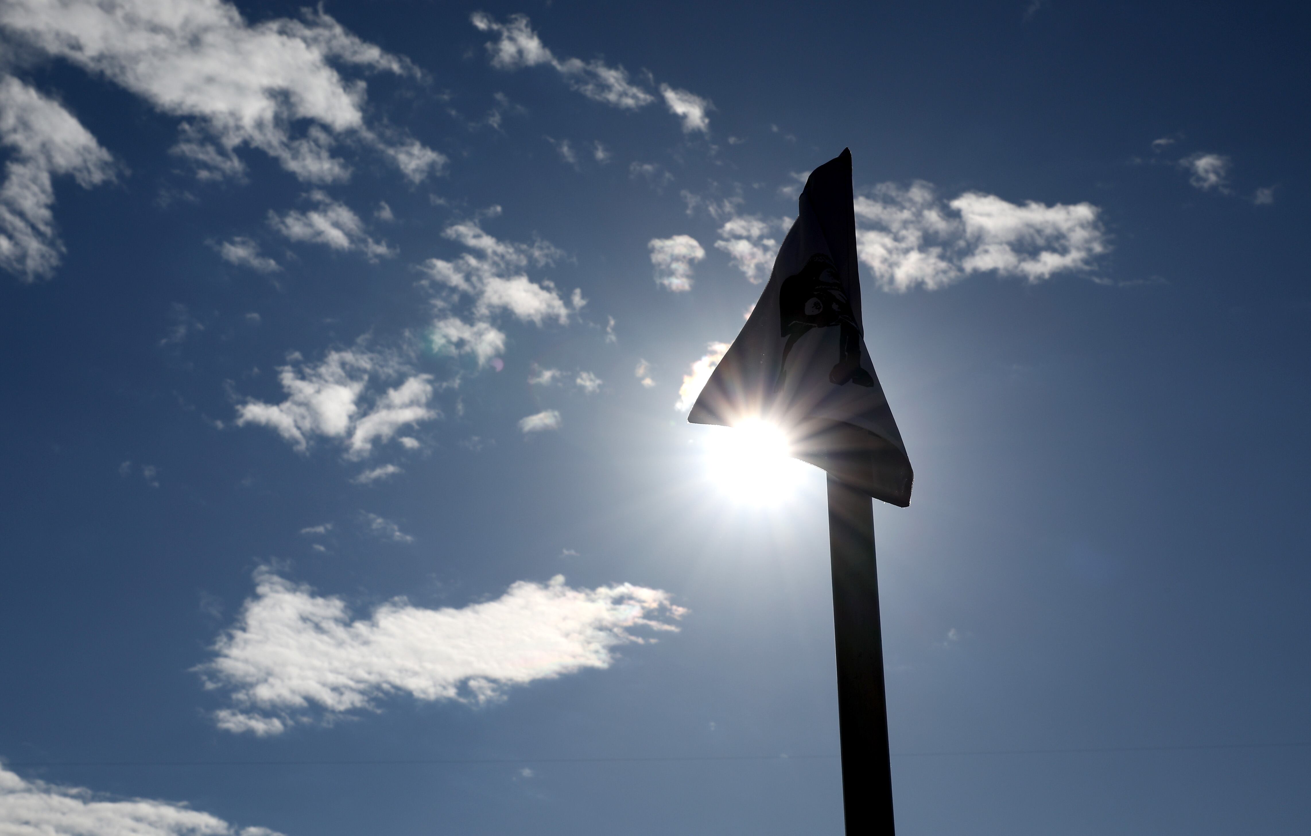 Imagen de archivo de un banderín de córner en un campo de fútbol