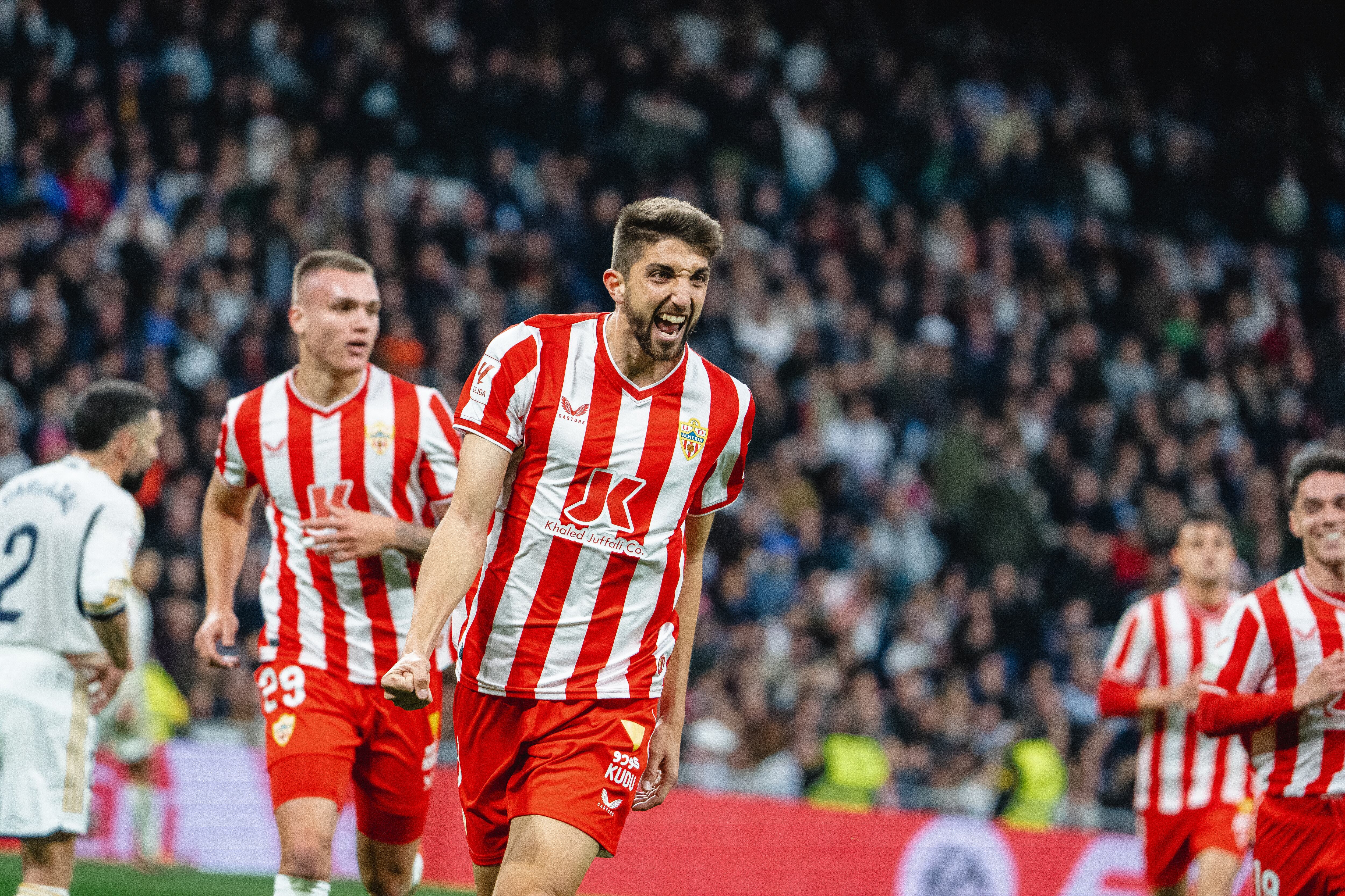 Édgar celebra su golazo al Real Madrid en el Santiago Bernabéu.