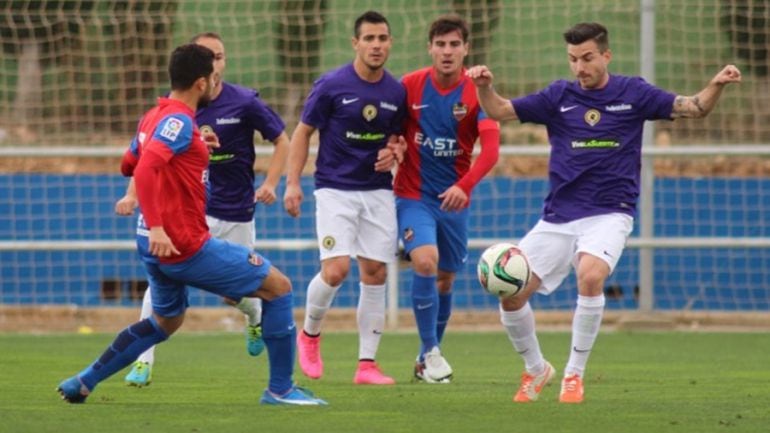 José Luis Miñano, jugador del Hércules CF, intenta controlar un balón ante un defensa del Levante