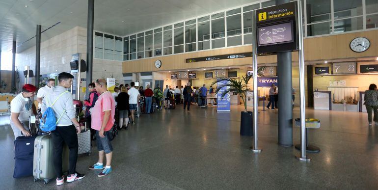 Pasajeros esperando para facturar su equipaje en el aeropuerto de Valladolid
