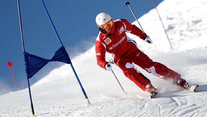 El piloto español de Ferrari ha mostrado sus dotes sobre las tablas en la estación de Madonna di Campiglio (Italia), donde su equipo y la escudería Ducati han mantenido un encuentro con los medios de comunicación.