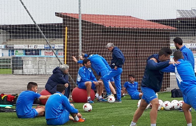 Rubiato -sentado- habla con el técnico, Javier Álvarez de los Mozos, en la sesión de trabajo de este miércoles.