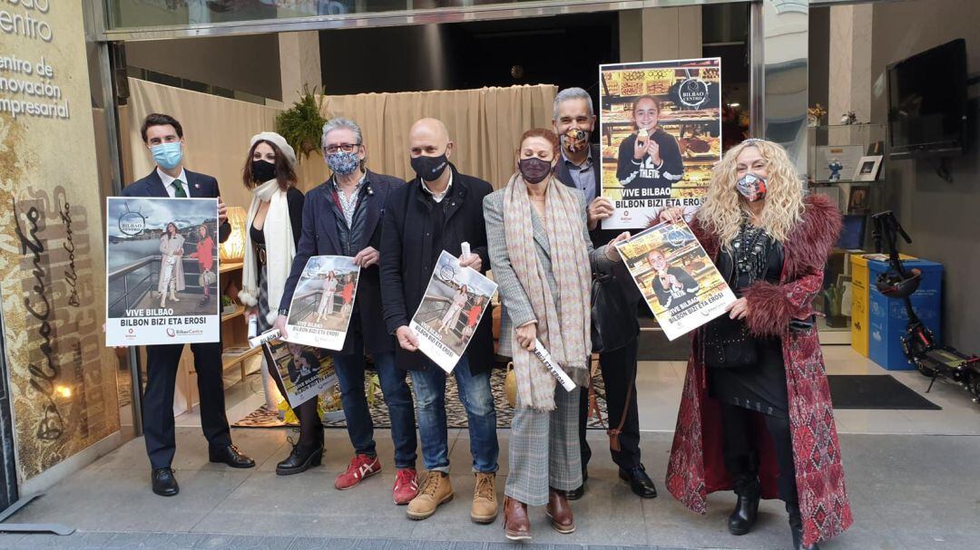 Xabier Ochandiano, Concejal de Desarrollo Económico, Jorge Aio, gerente de Bilbao Centro y Olga Zulueta, directora creativa, presentan los carteles de la campaña &#039;Vive Bilbao&#039; junto con algunos comerciantes de La Villa