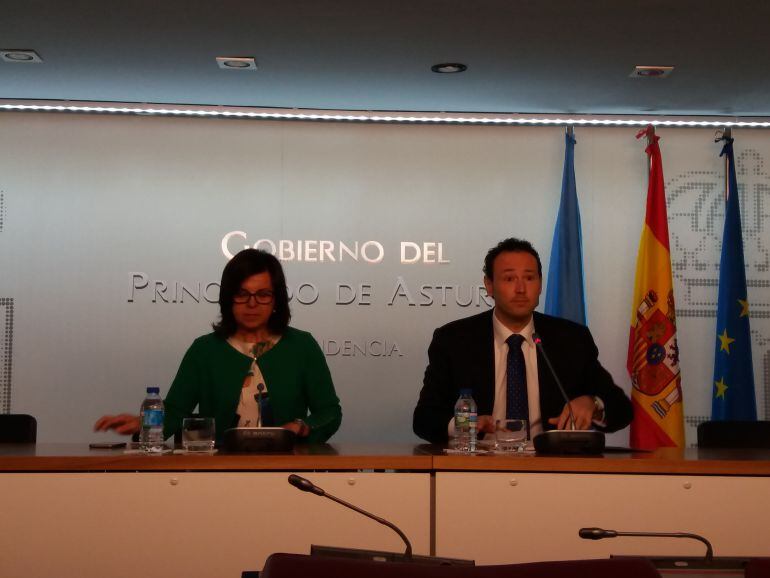 Comparecencia posterior al Consejo de Gobierno semanal del Portavoz del Ejecutivo, Guillermo Martínez (derecha) y la consejera de Desarrollo Rural, Maria Jesús Álvarez (izq)