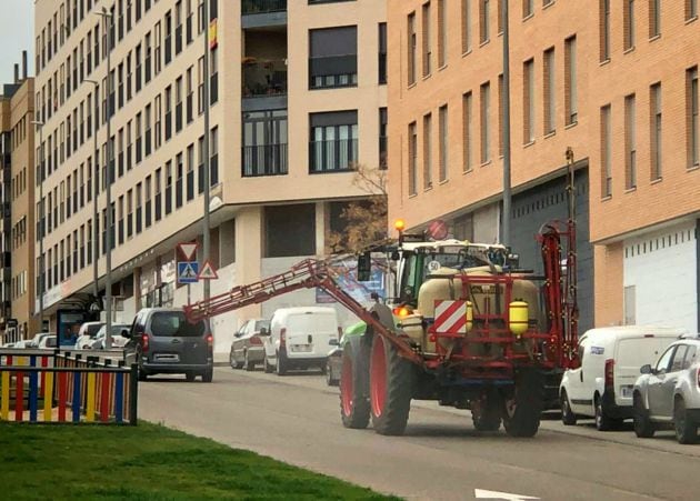 Tractor desinfectando en Guadalajara