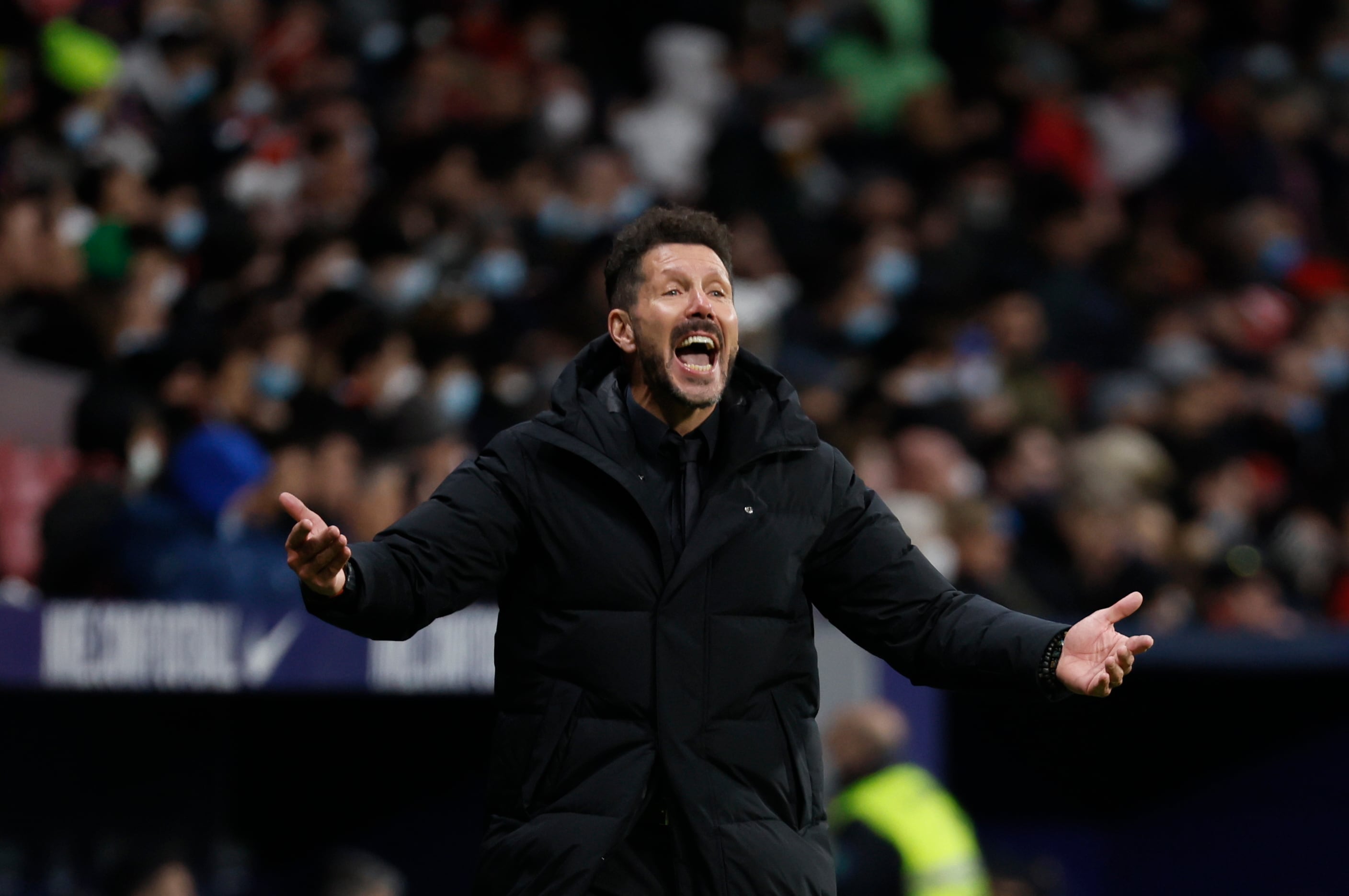 El técnico argentino del Atlético de Madrid, Diego Pablo Simeone, durante el encuentro correspondiente a la jornada 30 de primera división que disputan hoy sábado frente al Alavés en el estadio Wanda Metropolitano, en Madrid.