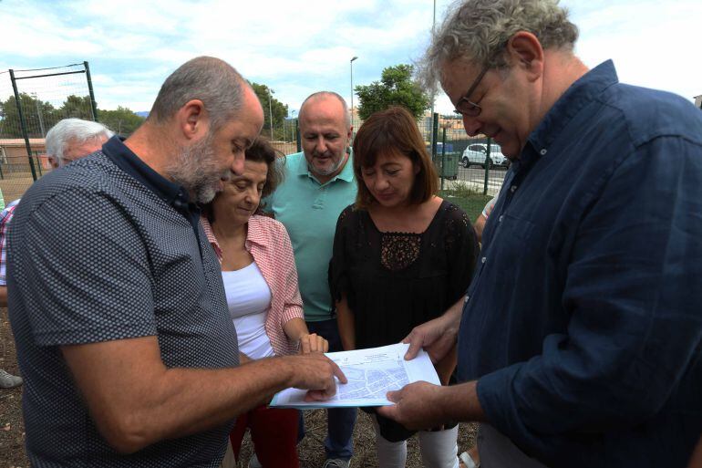 Armengol, Santiago y Ensenyat, durante su visita a los terrenos que albergarán la futura residencia para mayores dependientes