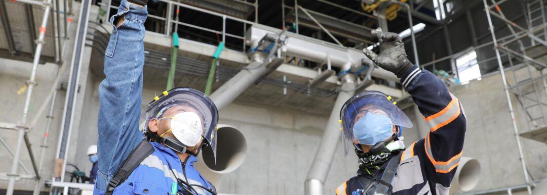 Trabajadores en el interior de una obra en construcción utilizando protección ante el Covid19